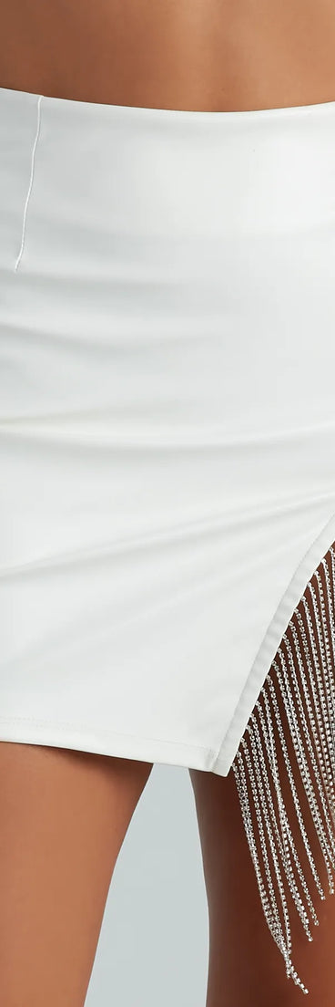 Get ready for any event with the Total Glam Girl Rhinestone Fringe Mini Skirt in ivory, an essential start to creating a versatile outfit for women for parties, cocktail hours, or Valentine's Day events.