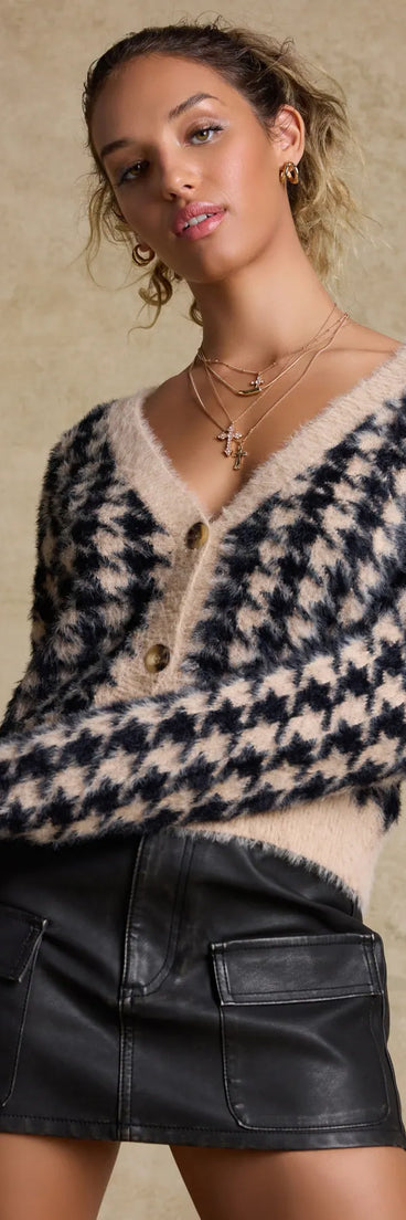 The Cool-Girl Sleek Faux Leather Cargo Mini Skirt in black features a short, flattering cut designed to elevate your look with just the right amount of edge.