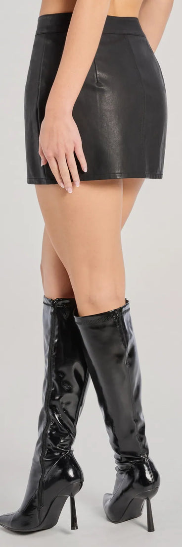 
Upgrade your style game for 2025 with the In The City High-Rise Faux Leather Mini Skirt in black, perfect for any fashion-forward wardrobe.