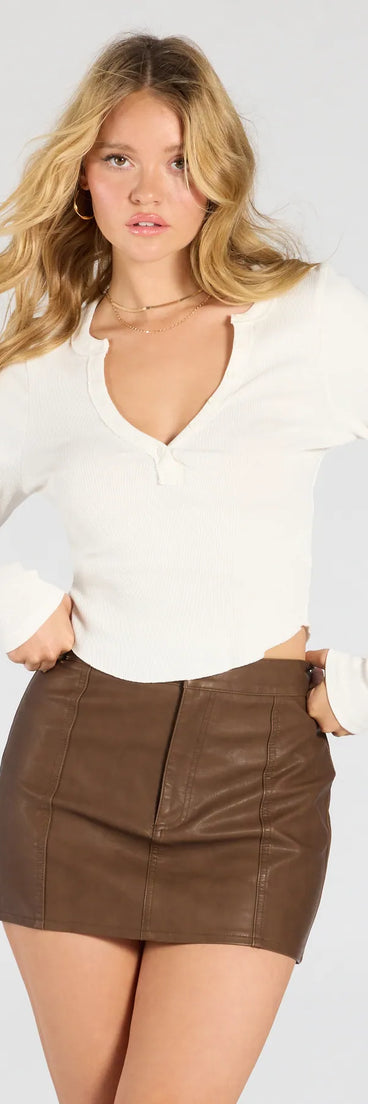 Designed for campus outfits, sleek workwear, and on-the-go moments, the Sleek Style Sense Bodycon Mini Skirt is a trendy brown bottom for women bringing effortless fall versatility.