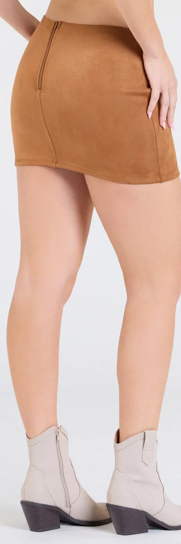 The Total Charmer Low-Rise V-Waist Mini Skirt in camel brown features a short, flattering cut designed to elevate your look with just the right amount of edge.