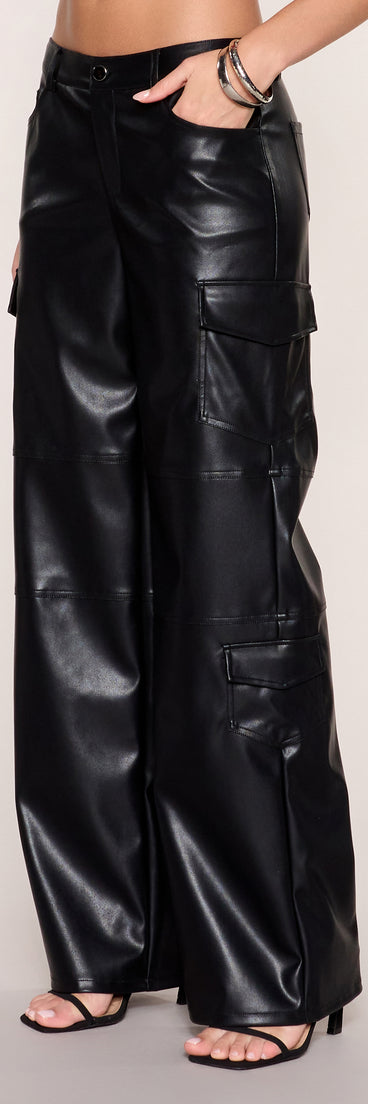 Utility Mode Faux Leather Low-Rise Cargo Pants