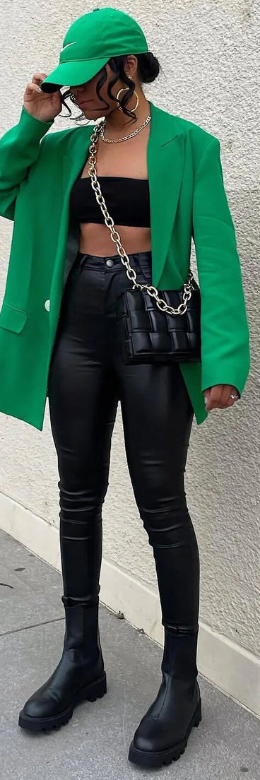 The High-Rise Coated Skinny Pants is a trendy women's bottom in black, designed with modern details and alluring textures to complete chic outfits for 2025.