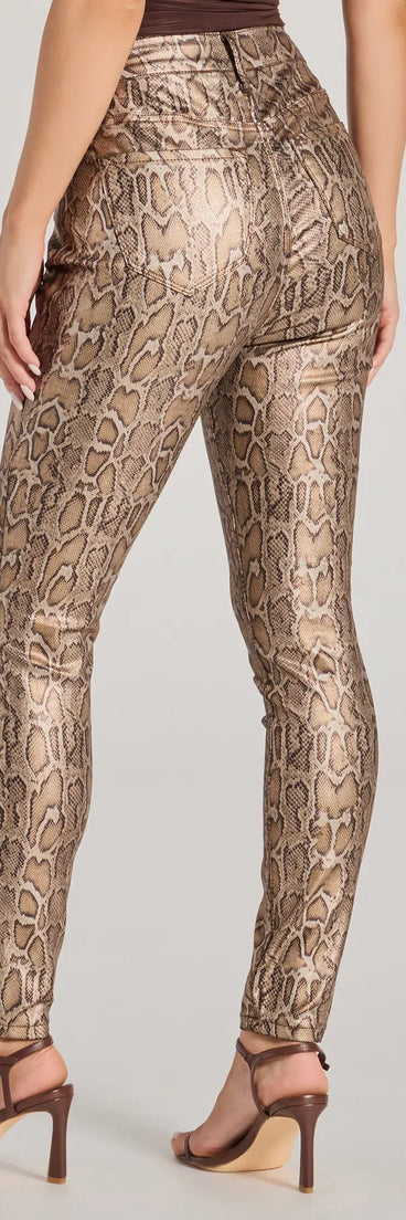 The Major Trend Snake Print Faux Leather Skinny Pants is a trendy women's bottom in snake print, designed with modern details and alluring textures to complete chic outfits for 2025.