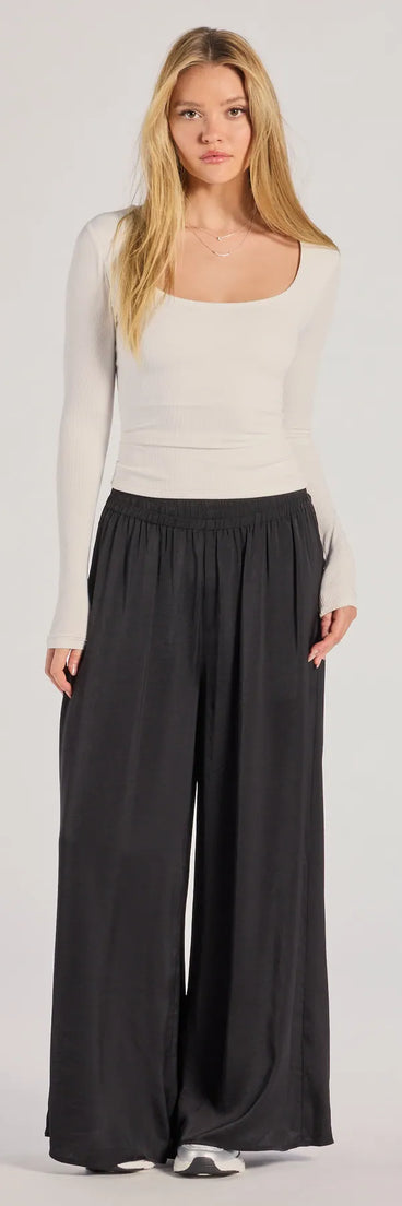 Stay polished and comfortable in the Laidback Luxe Wide-Leg Palazzo Pants, trendy black pants for women that transition from everyday looks to weekend slay.