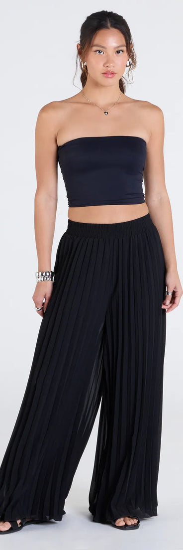 Create bold, fashion-forward looks for summer with the Pretty Pleats High-Rise Chiffon Palazzo Pants in black, a must-have piece from Windsor’s collection of stylish bottoms for women.