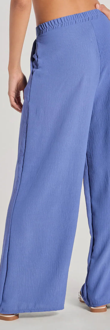 The Airy Chic Woven Wide-Leg Pants is a trendy women's bottom in denim, designed with modern details and alluring textures to complete chic outfits for 2025.
