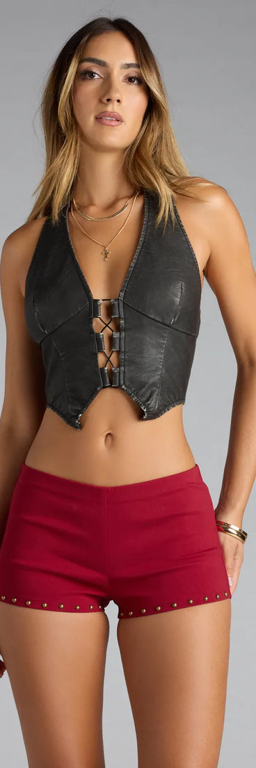 Designed for campus outfits, sleek workwear, and on-the-go moments, the Iconic 'Fit Studded Hot Shorts are trendy burgundy bottoms for women bringing effortless fall versatility.