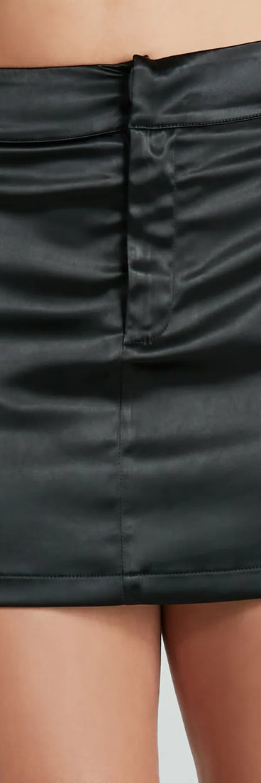 The Stylish Occasion Satin Cargo Mini Skirt is a black cargo skirt, an effortlessly layer-friendly piece ideal for a celebration-ready look with a funtional-inspired flair.