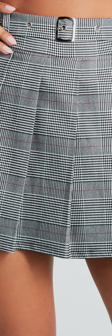 The mini skirt length on the Classic Look Plaid Pleated Woven Skort adds a sultry detail to your going-out outfits or everyday looks.