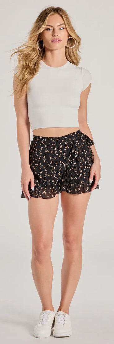 
Upgrade your style game for 2025 with the Flirty Perfection Ruffled Floral Chiffon Skort in black, perfect for any fashion-forward wardrobe.