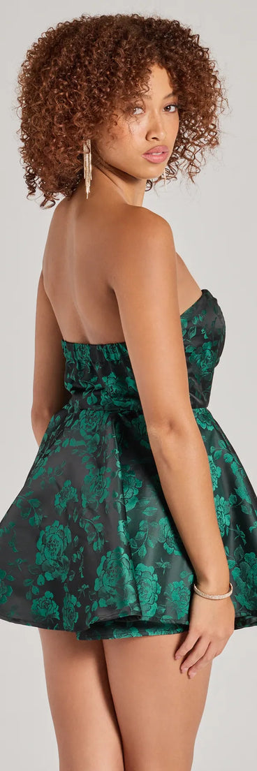 The Prettiest Of Them All Strapless Floral Skater Romper in hunter green is an elevated pick for your best outfit yet, effortlessly delivering a polished look that's sure to turn heads at any celebration.