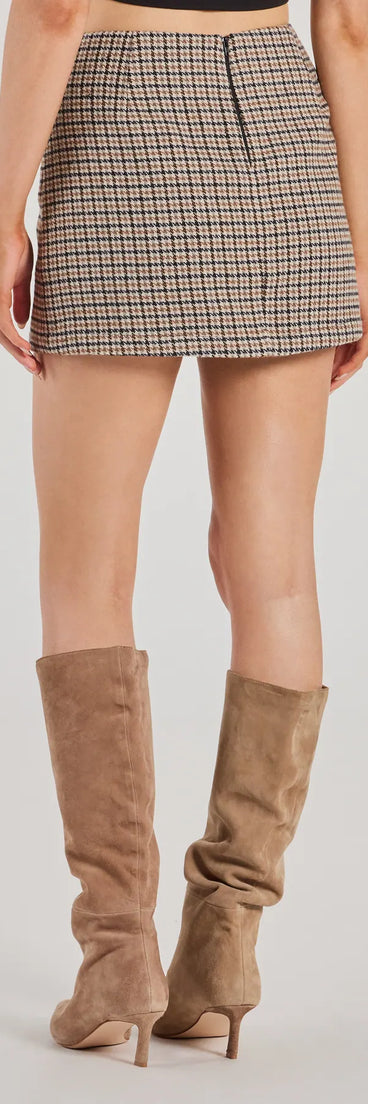 The Plaid Perfection Faux Wool Mini Skort is a trendy women's bottom in brown, designed with modern details and alluring textures to complete chic outfits for 2025.