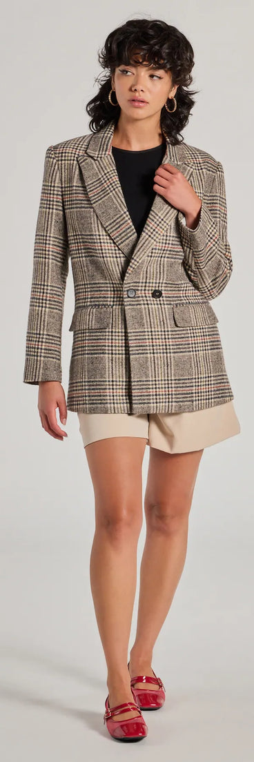 The Elevated Style High-Rise Woven Bermuda Shorts in beige is a women's workwear essential with an elevated fabric and chic silhouette, ideal for layering and versatile enough to take your look from office chic to going-out ready!