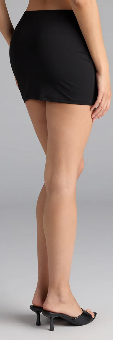 The Trendy Icon Low-Rise O-Ring Mini Skirt in black features a short, flattering cut designed to elevate your look with just the right amount of edge.