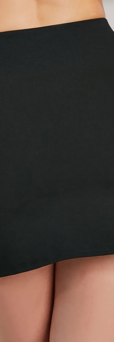 Designed for campus outfits, sleek workwear, and on-the-go moments, the Fabulous Fit Side Slit Knit Mini Skirt is a trendy black bottom for women bringing effortless fall versatility.