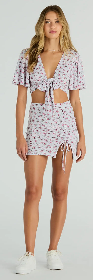 The mini skirt length on the Sweet Flirt High Waist Ditsy Floral Ruched Mini Skirt adds a sultry detail to your going-out outfits or everyday looks.