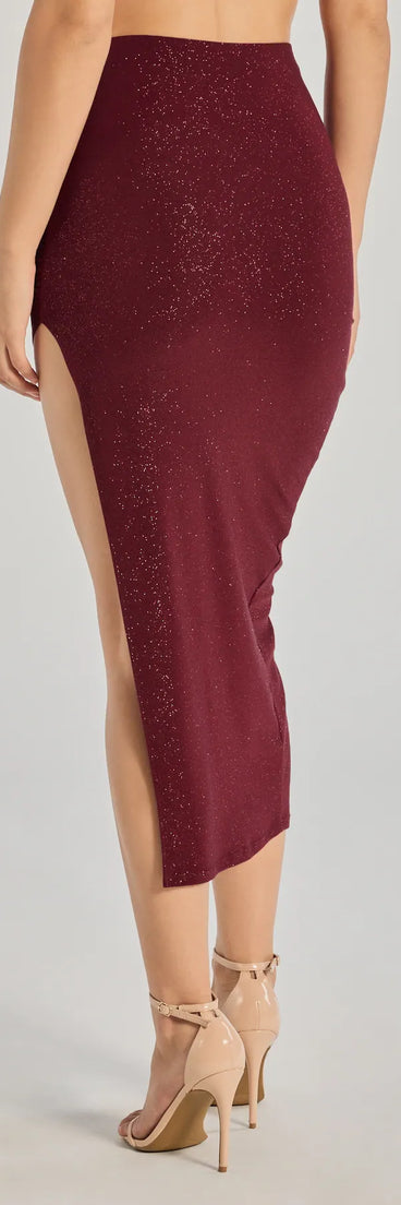 The Glitzy Affair High-Slit Glitter Midi Skirt is a trendy women's bottom in burgundy, designed with modern details and alluring textures to complete chic outfits for 2025.