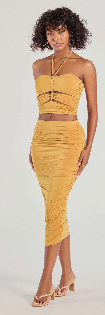 
Upgrade your style game for 2025 with the Coastal Escape High Rise Ruched Midi Skirt in gold, perfect for any fashion-forward wardrobe.