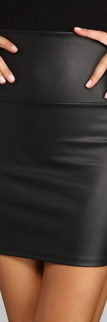Get ready for any event with the Edgy-Chic Faux Leather Mini Skirt in black, an essential start to creating a versatile holiday outfit for women for holiday parties, cocktail hours, or NYE events.