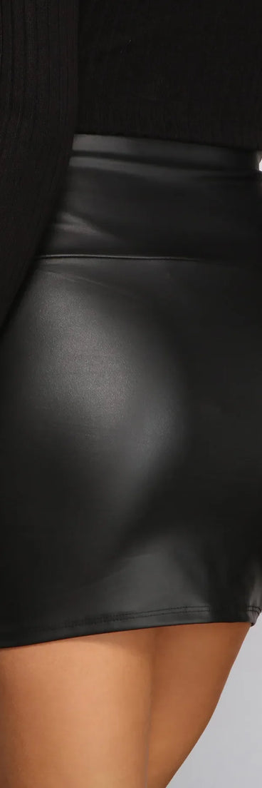 Get ready for any event with the Edgy-Chic Faux Leather Mini Skirt in black, an essential start to creating a versatile holiday outfit for women for holiday parties, cocktail hours, or NYE events.