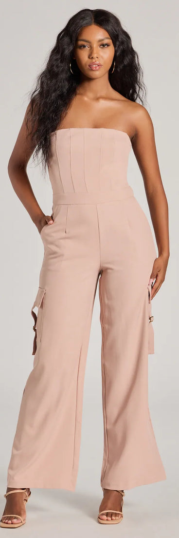 Combining rugged charm with practical details, the Casual And Chic Vibe Strapless Cargo Jumpsuit is a utility-style mauve one-piece ideal for creating a bold party outfit, casual club look, or versatile winter outfit.