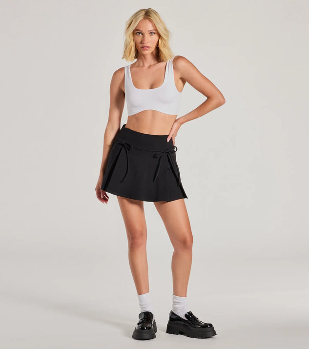 The Charmed Look Bow Detail Pleated Knit Skort is a trendy women's bottom in black, designed with modern details and alluring textures to complete chic outfits for 2025.