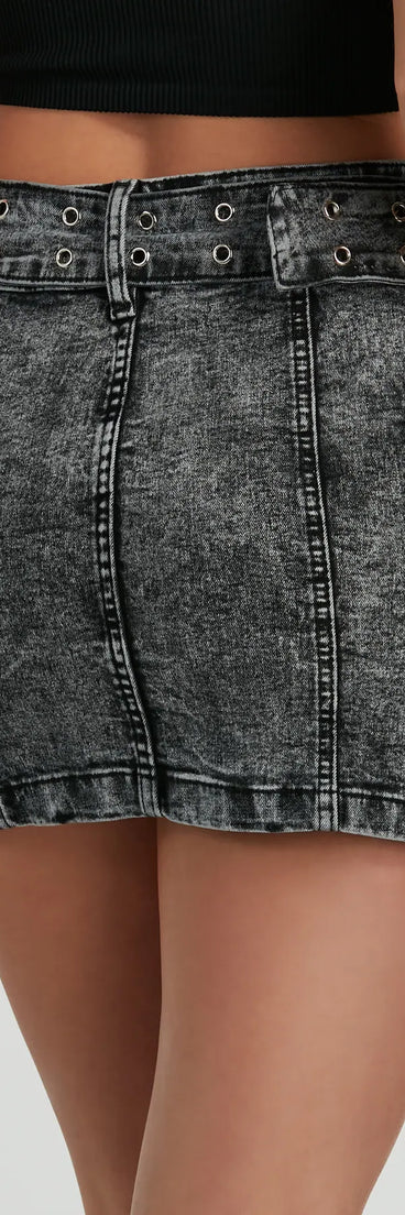 The Trendsetting Aesthetic Belted Denim Mini Skirt is a trendy women's bottom in black, designed with modern details and alluring textures to complete chic outfits for 2025.