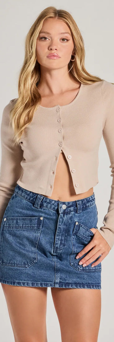 
Upgrade your style game for 2025 with the Casual Vibes High Waist Denim Mini Skirt in dark denim, perfect for any fashion-forward wardrobe.