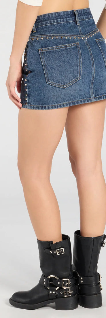 Perfect for weekend hangs, late-night pics, and everything in between, the Tell Me About It Stud Mid Rise Denim Mini Skirt in dark denim wash brings that cool-girl vibe to any fit check.