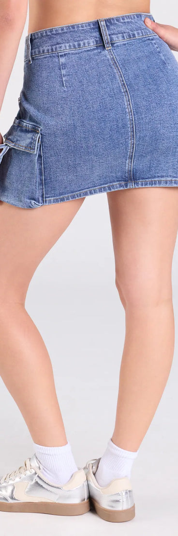 Perfect for weekend hangs, late-night pics, and everything in between, the A Vibe Mid-Rise Cargo Denim Mini Skirt in medium denim wash brings that cool-girl vibe to any fit check.