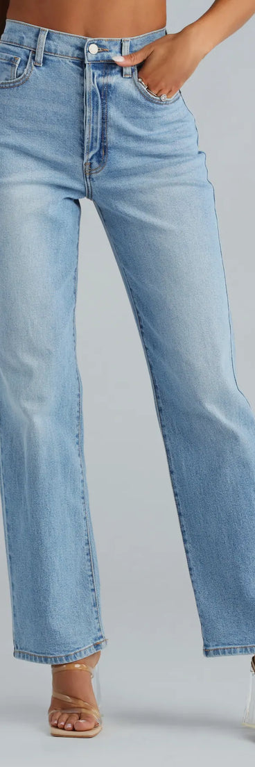 The Classic High-Rise Straight-Leg Boyfriend Jeans is a pair of stylish women's denim pants, perfect for creating easy winter outfits, from casual days to seasonal gatherings.