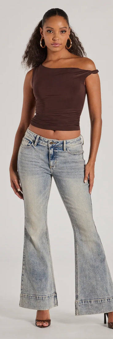 
Upgrade your style game for 2025 with the Sleek And Sultry Halter Jumpsuit in ivory, perfect for any fashion-forward wardrobe.