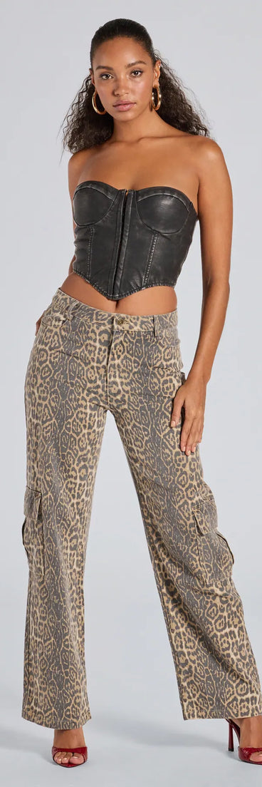 Create bold, fashion-forward looks for spring or summer with the It-Girl Factor Leopard Print Cargo Denim Pants in leopard print, a must-have piece from Windsor’s collection of stylish bottoms for women.