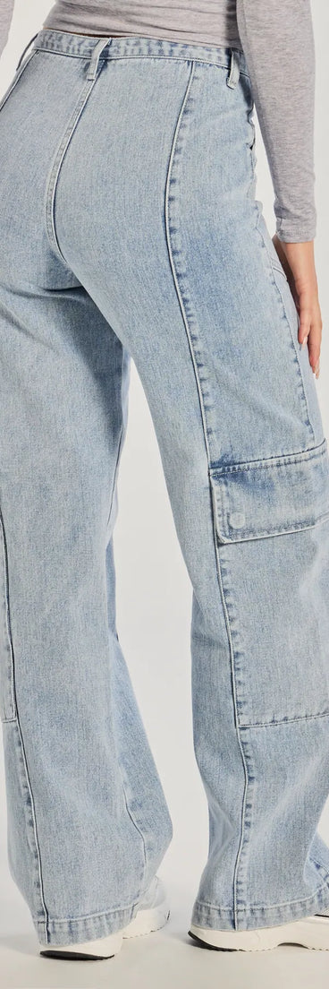 The Streetwear Vibe High-Rise Cargo Denim Jeans is a trendy women's bottom in medium denim wash, designed with modern details and alluring textures to complete chic outfits for 2025.