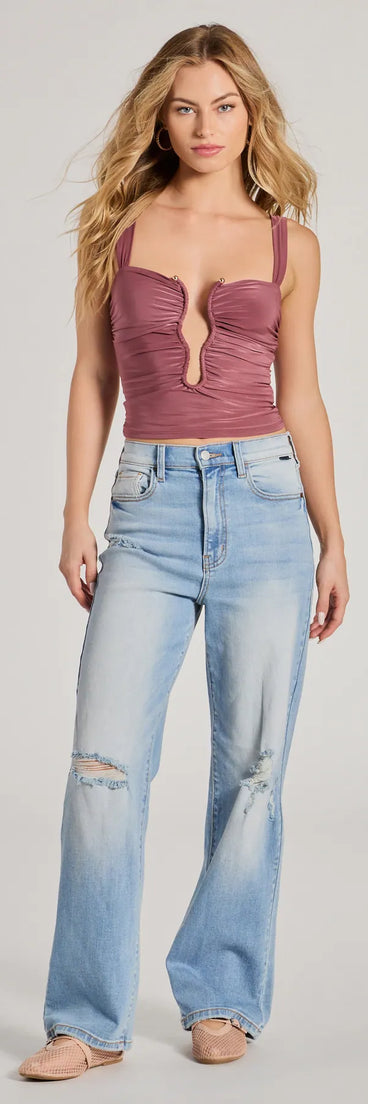 The Effortlessly Casual High-Rise Distressed Dad Jeans is a pair of stylish women's denim pants, perfect for creating easy winter outfits, from casual days to seasonal gatherings.
