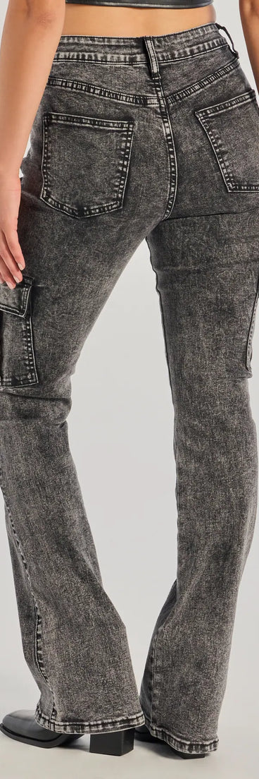Elevate everyday looks with the Bold High-Rise Acid Wash Cargo Jeans, a sleek pair of black jeans designed for comfort, shape, and style.
