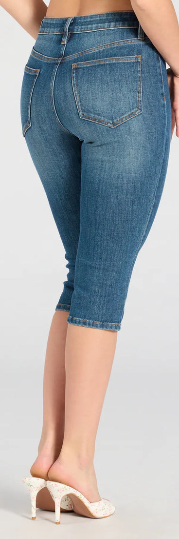 Designed for campus outfits, sleek workwear, and on-the-go moments, the All Day Vibe Mid-Rise Denim Capri Pants are trendy dark denim wash bottoms for women bringing effortless fall versatility.