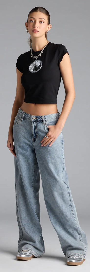 Pair the On Trend Mid-Rise Wide-Leg Denim Jeans with your favorite crop or bodysuit for effortless warm-weather looks with on-trend light blue jeans that speak your style.