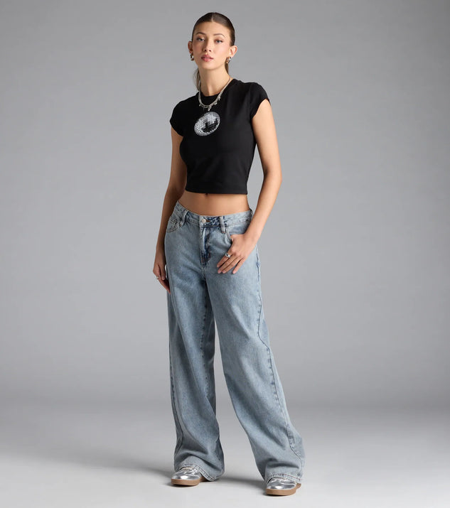 Pair the On Trend Mid-Rise Wide-Leg Denim Jeans with your favorite crop or bodysuit for effortless warm-weather looks with on-trend light blue jeans that speak your style.
