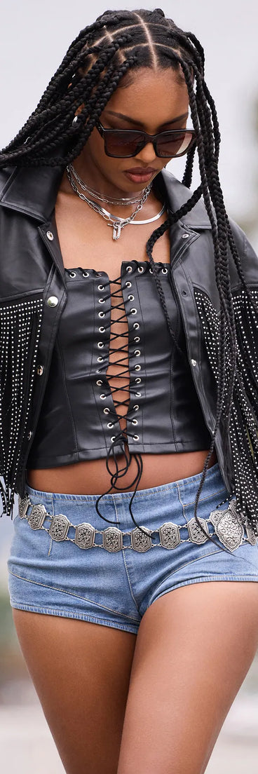 Upgrade your seasonal wardrobe with the Trail Blazer Mid-Rise Denim Hot Shorts, trendy shorts in medium denim wash made to mix, match, and stand out.