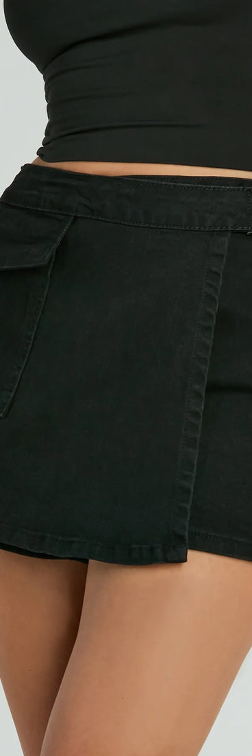 With the convenience of shorts and the look of a skirt, the Trendsetting Era High-Rise Faux Wrap Cargo Denim Skort in black is a must-have for fashionable winter layers and versatile holiday styling.