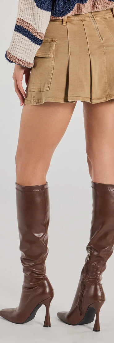 The Trendsetter Pleated Denim Cargo Mini Skort is a trendy women's bottom in khaki, designed with modern details and alluring textures to complete chic outfits for 2025.