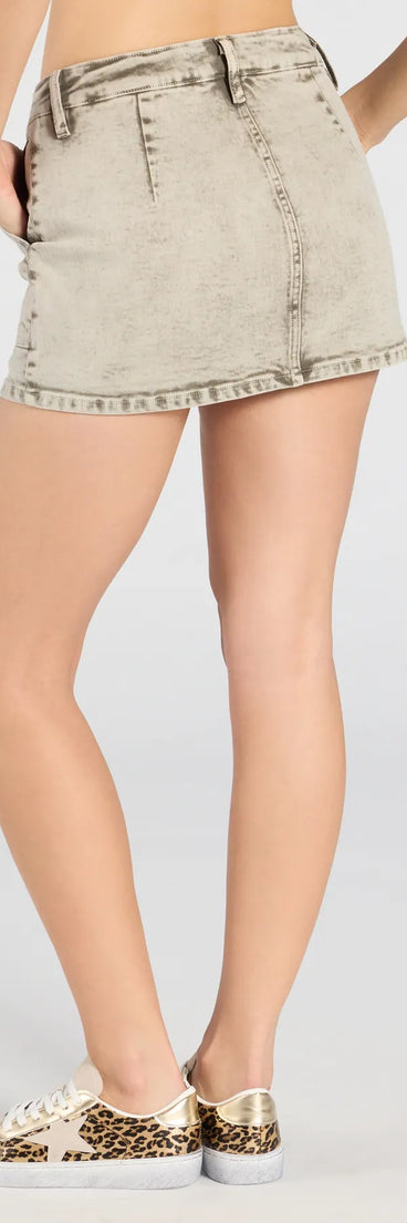 Stay flirty and fuss-free in the Trail Blazer Mid-Rise Denim Hot Shorts, a medium denim wash denim skort that’s all about movement and edge.