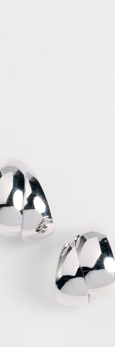 Stay on-trend this season with the Curve Appeal Hoop Earrings in silver, a must-have for creating stylish and effortless spring outfits for women.