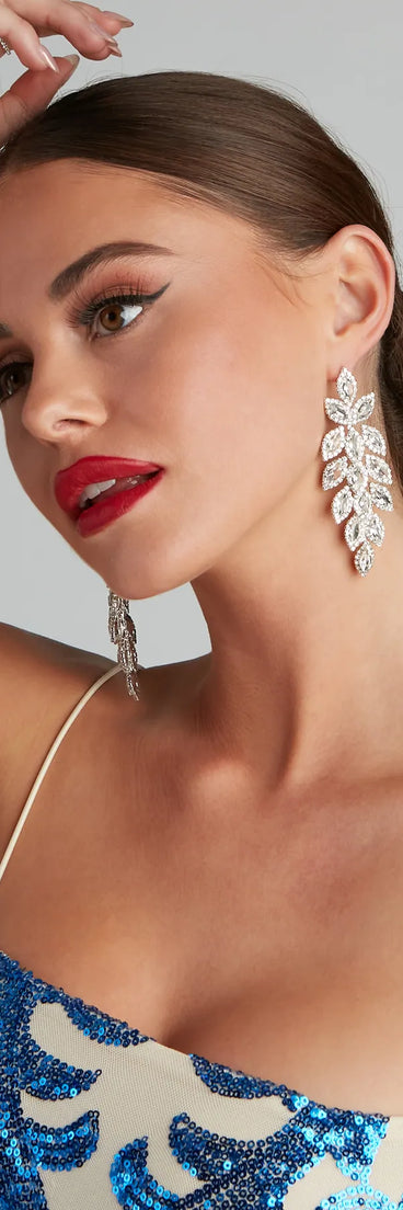 Get ready for any event with the One For Glam Marquise Earrings in silver, an essential start to creating a versatile outfit for women for parties, cocktail hours, or Valentine's Day events.