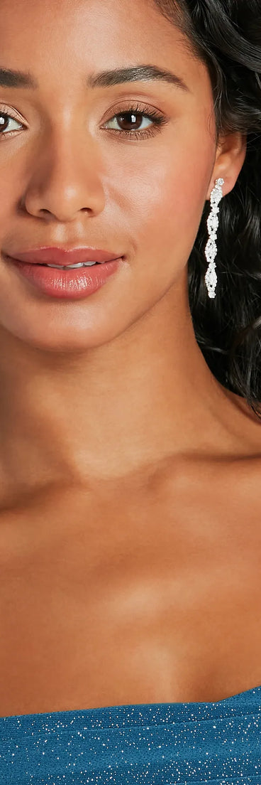 
Upgrade your style game for 2025 with the Luxe Shimmer Rhinestone Duster Earrings in silver, perfect for any fashion-forward wardrobe.