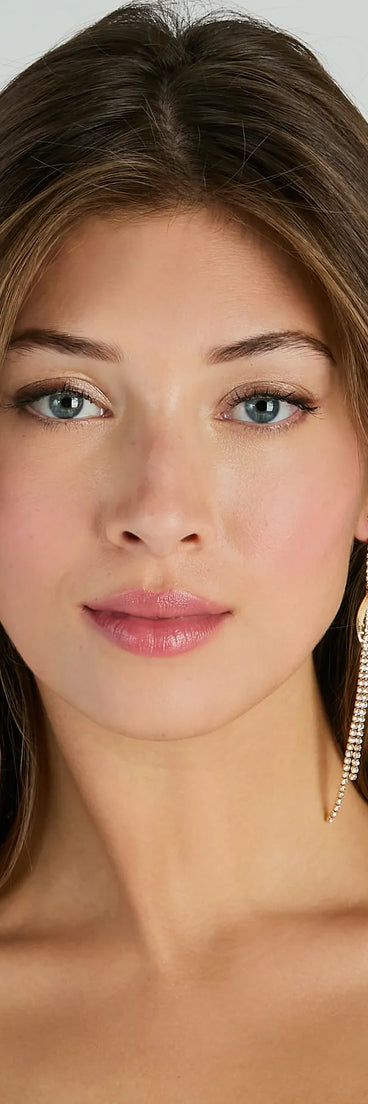 Get ready for any event with the So Elevated Rhinestone Chain Twist Earrings in gold, an essential start to creating a versatile holiday outfit for women for holiday parties, cocktail hours, or NYE events.