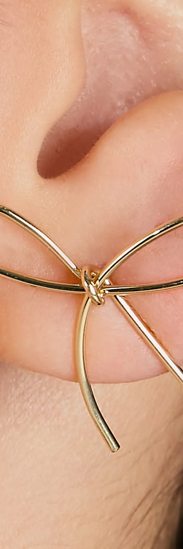 The Pretty Style Dainty Bow Stud Earrings brings sleek style to any graduation outfit, from cap and gown to after-party.