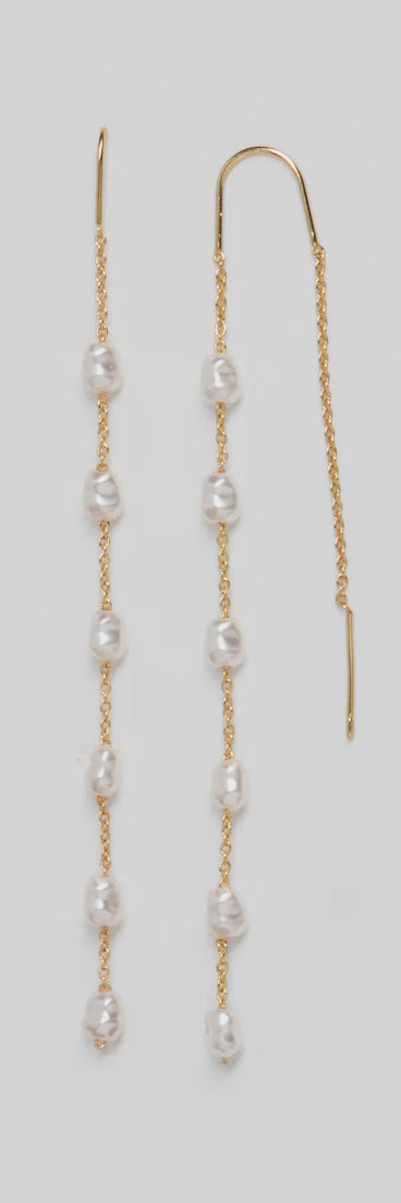 The Dainty Chic Pearl Chain Threader Earrings brings sleek style to any graduation outfit, from cap and gown to after-party.